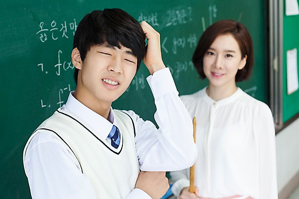 포토 JPG 학생 여자 남자 교복 교실 학교 청소년 고등학생 수업 실내 서기 사람 동양인 상반신 성인 두명 앞모습 옆모습 10대 30대 교사 칠판 한국인 꾸지람 회초리 머리긁기 국내포토 직업 옷 교육 뷰포인트 모션 인종 내부 장년 체벌 매_체벌 파일형식 긁기