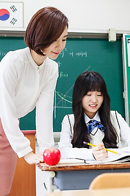 포토 JPG 학생 응시 여자 교육 교복 교실 학교 청소년 고등학생 수업 실내 서기 웃음 사람 앉기 동양인 상반신 성인 두명 앞모습 옆모습 10대 30대 교사 한국인 사과 책상 여자만 국내포토 직업 시선 옷 뷰포인트 가구 과일 모션 표정 인종 내부 장년 파일형식 생활용품 오브젝트