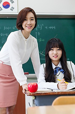 포토 JPG 학생 여자 교육 교복 교실 학교 청소년 고등학생 수업 실내 서기 웃음 사람 앉기 동양인 성인 두명 앞모습 10대 30대 교사 한국인 사과 책상 여자만 국내포토 직업 옷 뷰포인트 가구 과일 모션 표정 인종 내부 장년 파일형식 생활용품 오브젝트