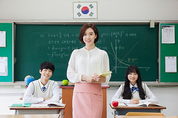 포토 JPG 학생 여자 교육 남자 교복 교실 학교 청소년 고등학생 수업 실내 서기 웃음 사람 앉기 동양인 상반신 성인 앞모습 10대 책 세명 30대 교사 칠판 한국인 책상 국내포토 직업 옷 뷰포인트 가구 모션 표정 인종 내부 장년 파일형식