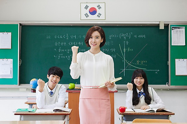 포토 JPG 학생 여자 교육 남자 교복 교실 학교 청소년 고등학생 수업 실내 서기 웃음 사람 앉기 동양인 손짓 상반신 성인 앞모습 10대 책 세명 30대 파이팅 교사 칠판 한국인 책상 국내포토 직업 옷 뷰포인트 가구 모션 표정 인종 내부 장년 파일형식