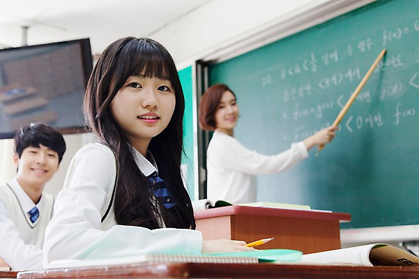 포토 JPG 학생 여자 남자 교복 교실 학교 고등학생 수업 실내 웃음 사람 앉기 동양인 상반신 옆모습 10대 세명 30대 교사 칠판 한국인 국내포토 직업 옷 교육 뷰포인트 모션 청소년 표정 인종 내부 장년 파일형식