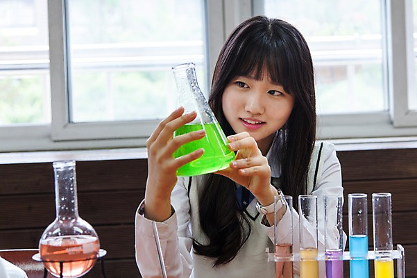 포토 JPG 주간 학생 응시 여자 교복 과학 학교 청소년 고등학생 수업 실내 실험기구 실험 한명 웃음 들기 사람 앉기 동양인 상반신 앞모습 10대 한국인 비커 여자만 여자한명만 십대만 십대여자만 십대여자한명만 국내포토 자연요소 1 시선 옷 교육 뷰포인트 모션 표정 인종 내부 파일형식