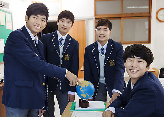 포토 JPG 학생 남자 교복 교실 학교 청소년 고등학생 수업 실내 서기 웃음 사람 앉기 동양인 여러명 상반신 앞모습 옆모습 10대 책 지구본 만지기 한국인 책상 파일 남자만 십대만 십대남자만 국내포토 옷 교육 뷰포인트 가구 다수 모션 표정 인종 내부 파일형식