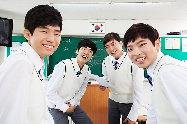 포토 JPG 학생 남자 교복 교실 학교 청소년 고등학생 수업 실내 서기 웃음 사람 앉기 동양인 여러명 상반신 앞모습 옆모습 10대 한국인 남자만 십대만 십대남자만 국내포토 옷 교육 뷰포인트 다수 모션 표정 인종 내부 파일형식