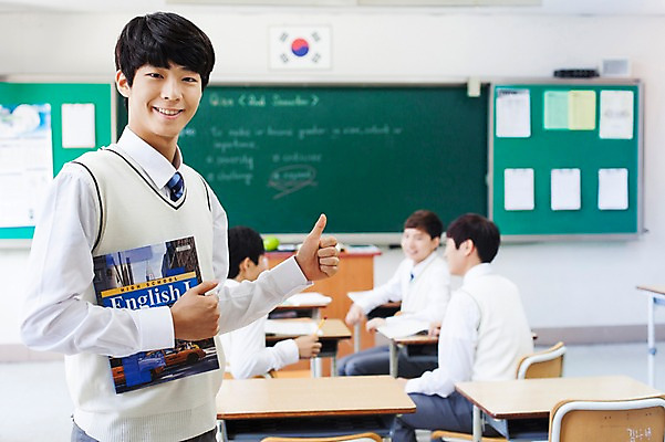 포토 JPG 학생 남자 교복 교실 학교 청소년 고등학생 수업 실내 서기 웃음 들기 사람 동양인 손짓 여러명 상반신 앞모습 옆모습 아웃포커스 10대 책 한국인 엄지손가락 최고 남자만 십대만 십대남자만 국내포토 옷 교육 뷰포인트 다수 손가락 모션 촬영기법 표정 인종 내부 파일형식