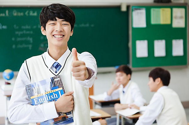 포토 JPG 학생 남자 교복 교실 학교 청소년 고등학생 수업 실내 서기 웃음 들기 사람 동양인 손짓 여러명 상반신 앞모습 아웃포커스 10대 책 한국인 엄지손가락 최고 남자만 십대만 십대남자만 국내포토 옷 교육 뷰포인트 다수 손가락 모션 촬영기법 표정 인종 내부 파일형식