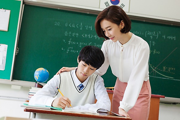 포토 JPG 학생 응시 여자 교육 남자 교복 교실 학교 고등학생 수업 실내 서기 웃음 사람 앉기 동양인 상반신 두명 앞모습 옆모습 10대 책 30대 교사 한국인 책상 국내포토 직업 시선 옷 뷰포인트 가구 모션 청소년 표정 인종 내부 장년 파일형식