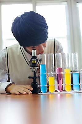 포토 JPG 주간 학생 응시 남자 교복 과학 학교 청소년 고등학생 수업 실내 현미경 실험기구 실험 한명 사람 동양인 상반신 앞모습 아웃포커스 10대 한국인 관찰 남자만 남자한명만 십대만 십대남자만 십대남자한명만 국내포토 자연요소 1 시선 옷 교육 뷰포인트 모션 촬영기법 인종 내부 파일형식