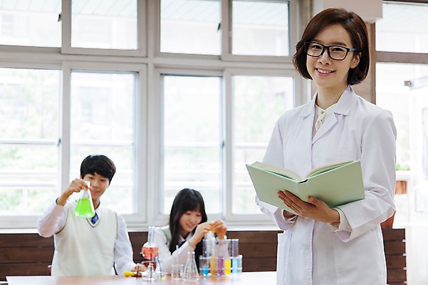 포토 JPG 주간 학생 여자 남자 과학 창문 학교 청소년 수업 실내 실험기구 실험 서기 웃음 들기 사람 앉기 동양인 상반신 성인 앞모습 아웃포커스 10대 책 세명 30대 교사 한국인 책상 국내포토 자연요소 직업 교육 뷰포인트 가구 모션 촬영기법 표정 인종 내부 장년 파일형식