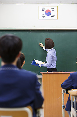 포토 JPG 학생 여자 교실 학교 고등학생 수업 실내 서기 들기 사람 앉기 여러명 상반신 성인 뒷모습 책 30대 교사 칠판 분필 단상 여자만 국내포토 직업 교육 뷰포인트 다수 모션 청소년 내부 장년 초크 파일형식