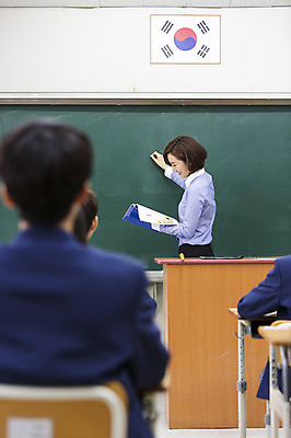 포토 JPG 학생 여자 교실 학교 고등학생 수업 실내 서기 들기 사람 앉기 동양인 여러명 상반신 성인 옆모습 뒷모습 책 30대 교사 한국인 단상 여자만 국내포토 직업 교육 뷰포인트 다수 모션 청소년 인종 내부 장년 파일형식