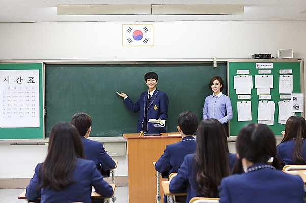 포토 JPG 학생 여자 남자 교복 남학생 교실 학교 청소년 고등학생 수업 실내 서기 들기 사람 앉기 손짓 여러명 상반신 성인 뒷모습 10대 책 교사 한국인 발표 단상 국내포토 직업 옷 교육 뷰포인트 다수 모션 동양인 내부 파일형식