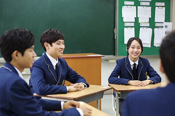 포토 JPG 학생 여학생 여자 남자 교복 남학생 교실 학교 청소년 고등학생 수업 실내 웃음 사람 앉기 동양인 여러명 상반신 아웃포커스 10대 한국인 토론 책상 십대만 국내포토 옷 교육 가구 다수 모션 촬영기법 표정 인종 내부 파일형식