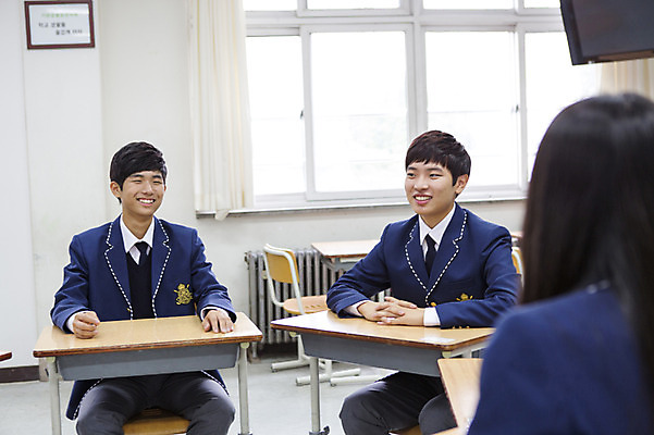 포토 JPG 주간 학생 남자 교복 남학생 교실 학교 청소년 고등학생 수업 실내 웃음 사람 앉기 동양인 상반신 아웃포커스 세명 한국인 토론 책상 남자만 십대만 십대남자만 국내포토 자연요소 옷 교육 가구 모션 촬영기법 표정 인종 내부 파일형식