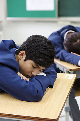 포토 JPG 학생 남자 교복 남학생 엎드리기 교실 학교 청소년 고등학생 실내 사람 동양인 상반신 두명 아웃포커스 10대 눈감음 한국인 잠 책상 남자만 십대만 십대남자만 국내포토 옷 교육 가구 모션 촬영기법 인종 내부 파일형식