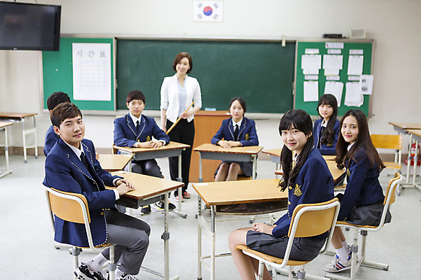포토 JPG 학생 여학생 여자 남자 교복 남학생 교실 학교 청소년 고등학생 수업 실내 웃음 사람 앉기 여러명 성인 10대 교사 한국인 토론 국내포토 직업 옷 교육 다수 모션 표정 동양인 내부 파일형식