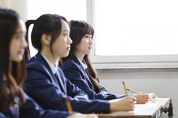 포토 JPG 주간 학생 여학생 여자 교복 교실 학교 청소년 고등학생 수업 실내 들기 사람 앉기 동양인 상반신 아웃포커스 10대 세명 연필 한국인 여자만 십대만 십대여자만 국내포토 자연요소 옷 교육 모션 학용품 촬영기법 인종 내부 필기구 파일형식 문구용품 오브젝트