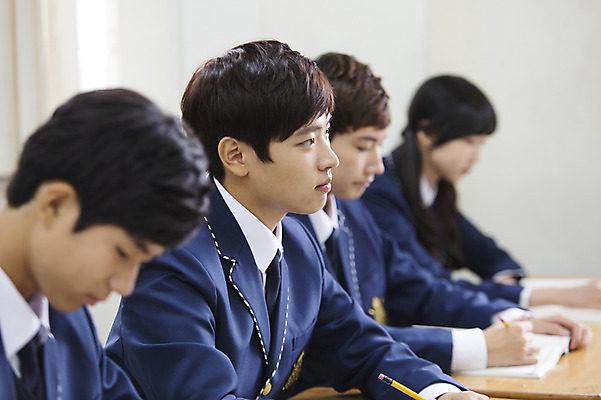 포토 JPG 학생 여학생 여자 남자 교복 남학생 교실 학교 청소년 고등학생 수업 실내 들기 사람 앉기 동양인 여러명 상반신 아웃포커스 10대 연필 한국인 십대만 국내포토 옷 교육 다수 모션 학용품 촬영기법 인종 내부 필기구 파일형식