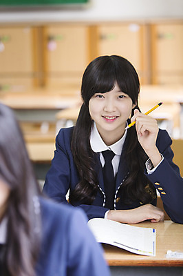 포토 JPG 학생 여학생 여자 교복 교실 학교 청소년 고등학생 수업 실내 웃음 들기 사람 앉기 동양인 상반신 두명 앞모습 아웃포커스 10대 책 연필 한국인 책상 여자만 십대만 십대여자만 국내포토 옷 교육 뷰포인트 가구 모션 학용품 촬영기법 표정 인종 내부 필기구 파일형식