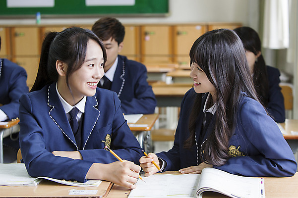 포토 JPG 학생 여학생 여자 교복 교실 학교 청소년 고등학생 수업 실내 웃음 들기 사람 앉기 동양인 여러명 상반신 아웃포커스 10대 책 친구 연필 마주보기 한국인 책상 여자만 십대만 십대여자만 국내포토 옷 교육 가구 다수 관계 모션 학용품 촬영기법 표정 인종 내부 필기구 파일형식