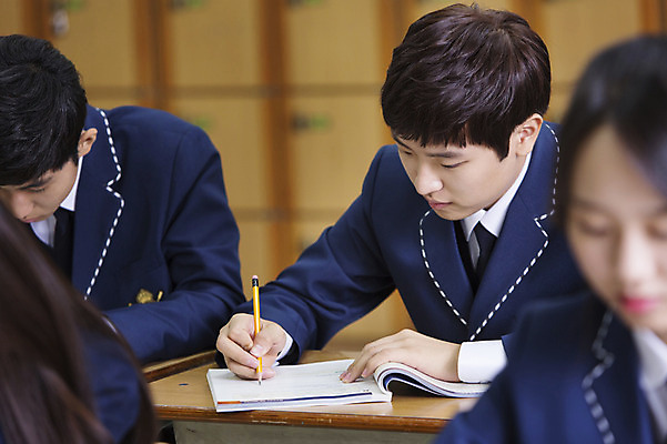 포토 JPG 학생 여학생 여자 남자 교복 남학생 교실 학교 청소년 고등학생 수업 실내 들기 사람 앉기 동양인 여러명 상반신 아웃포커스 10대 책 연필 한국인 십대만 국내포토 옷 교육 다수 모션 학용품 촬영기법 인종 내부 필기구 파일형식