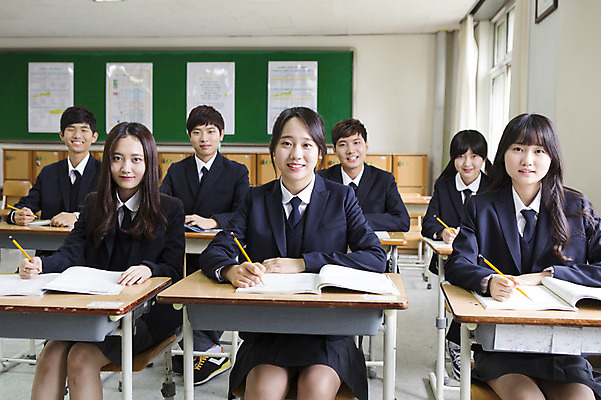포토 JPG 학생 여학생 여자 남자 교복 남학생 교실 학교 청소년 고등학생 수업 실내 웃음 들기 사람 앉기 동양인 여러명 상반신 앞모습 10대 책 연필 한국인 책상 십대만 국내포토 옷 교육 뷰포인트 가구 다수 모션 학용품 표정 인종 내부 필기구 파일형식