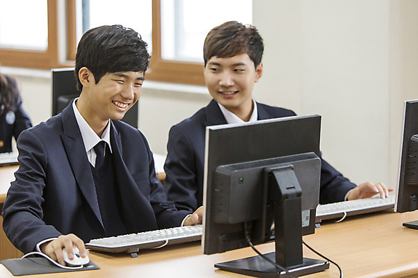 포토 JPG 학생 남자 교복 남학생 학교 청소년 고등학생 실내 웃음 사람 앉기 동양인 상반신 두명 10대 친구 컴퓨터 한국인 컴퓨터실 남자만 십대만 십대남자만 국내포토 옷 교육 교실 관계 모션 표정 인종 내부 전자제품 파일형식
