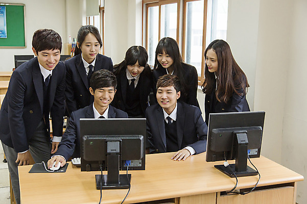포토 JPG 학생 여학생 여자 남자 교복 남학생 학교 청소년 고등학생 실내 서기 웃음 사람 앉기 동양인 여러명 상반신 10대 컴퓨터 한국인 컴퓨터실 십대만 국내포토 옷 교육 다수 교실 모션 표정 인종 내부 전자제품 파일형식