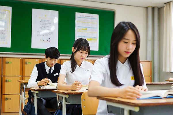 포토 JPG 학생 여학생 교복 남학생 교실 학교 청소년 고등학생 수업 실내 사람 앉기 동양인 상반신 10대 세명 한국인 십대만 국내포토 옷 여자 교육 남자 모션 인종 내부 파일형식
