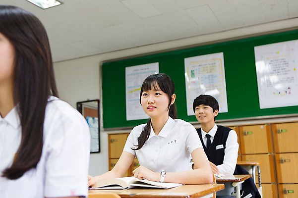 포토 JPG 학생 여학생 여자 남자 교복 남학생 교실 학교 청소년 고등학생 수업 실내 사람 앉기 동양인 상반신 10대 세명 한국인 십대만 국내포토 옷 교육 모션 인종 내부 파일형식