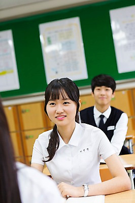포토 JPG 학생 여학생 여자 교복 교실 학교 청소년 고등학생 수업 실내 웃음 사람 앉기 동양인 상반신 아웃포커스 10대 세명 한국인 여자만 십대만 십대여자만 국내포토 옷 교육 모션 촬영기법 표정 인종 내부 파일형식