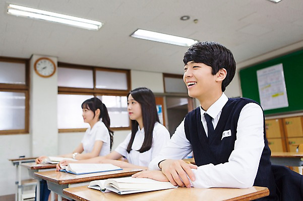 포토 JPG 학생 여학생 여자 남자 교복 남학생 교실 학교 청소년 고등학생 수업 실내 웃음 사람 앉기 동양인 상반신 10대 세명 한국인 십대만 국내포토 옷 교육 모션 표정 인종 내부 파일형식