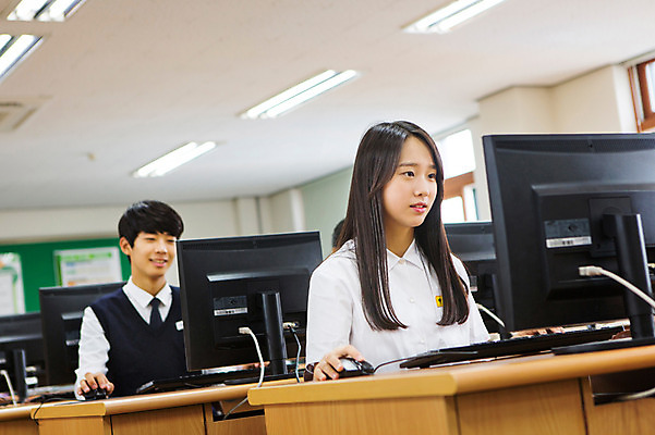 포토 JPG 학생 여학생 여자 남자 교복 남학생 학교 청소년 고등학생 실내 사람 앉기 동양인 상반신 두명 10대 컴퓨터 한국인 컴퓨터실 십대만 국내포토 옷 교육 교실 모션 인종 내부 전자제품 파일형식
