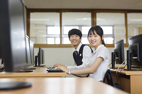 포토 JPG 주간 학생 여학생 여자 남자 교복 남학생 학교 청소년 고등학생 실내 웃음 사람 앉기 동양인 상반신 두명 옆모습 10대 컴퓨터 한국인 컴퓨터실 십대만 국내포토 자연요소 옷 교육 뷰포인트 교실 모션 표정 인종 내부 전자제품 파일형식