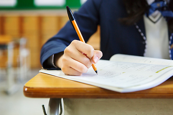 포토 JPG 학생 학교 한명 들기 사람 상반신 아웃포커스 책 연필 책상 국내포토 1 교육 가구 모션 학용품 촬영기법 필기구 파일형식