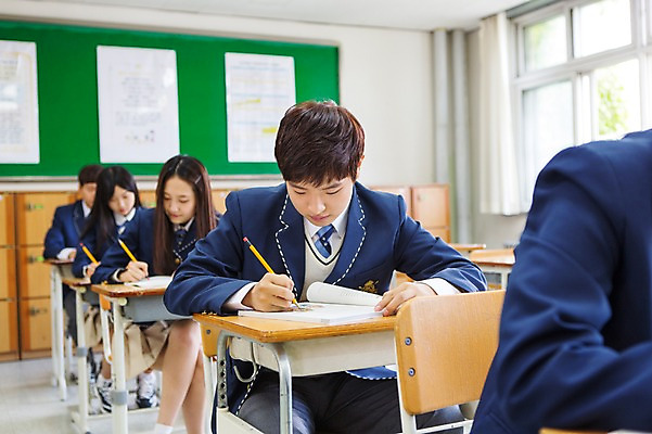 포토 JPG 주간 학생 여자 남자 교복 교실 학교 청소년 고등학생 수업 실내 사람 앉기 동양인 여러명 상반신 10대 한국인 십대만 국내포토 자연요소 옷 교육 다수 모션 인종 내부 파일형식