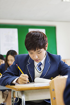 포토 JPG 학생 여학생 여자 남자 교복 남학생 교실 학교 청소년 고등학생 수업 실내 들기 사람 앉기 동양인 여러명 상반신 아웃포커스 10대 책 연필 한국인 책상 십대만 국내포토 옷 교육 가구 다수 모션 학용품 촬영기법 인종 내부 필기구 파일형식