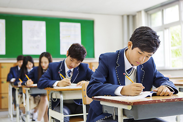 포토 JPG 주간 학생 여자 남자 교복 교실 학교 청소년 고등학생 수업 실내 사람 앉기 동양인 여러명 상반신 10대 한국인 십대만 국내포토 자연요소 옷 교육 다수 모션 인종 내부 파일형식