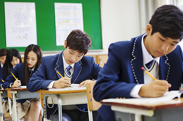 포토 JPG 학생 여자 남자 교복 교실 학교 청소년 고등학생 수업 실내 사람 앉기 동양인 여러명 상반신 10대 한국인 십대만 국내포토 옷 교육 다수 모션 인종 내부 파일형식