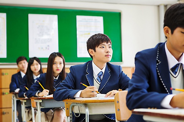 포토 JPG 학생 여자 남자 교복 교실 학교 청소년 고등학생 수업 실내 사람 앉기 동양인 여러명 상반신 10대 한국인 십대만 국내포토 옷 교육 다수 모션 인종 내부 파일형식
