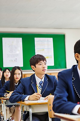 포토 JPG 학생 여자 남자 교복 교실 학교 청소년 고등학생 수업 실내 사람 앉기 동양인 여러명 상반신 10대 한국인 십대만 국내포토 옷 교육 다수 모션 인종 내부 파일형식