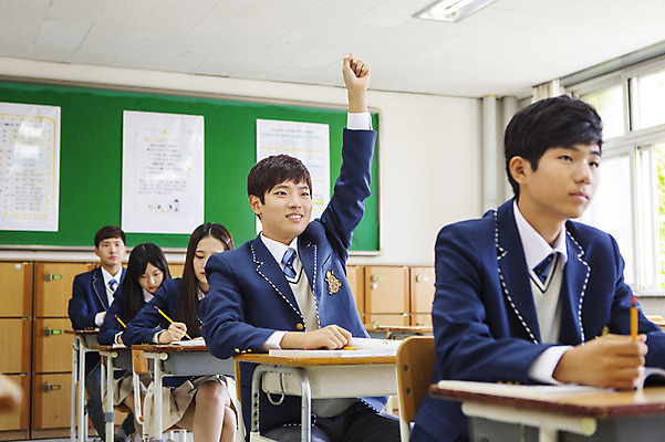 포토 JPG 학생 여학생 여자 남자 교복 남학생 교실 학교 청소년 고등학생 수업 실내 웃음 사람 앉기 동양인 여러명 상반신 10대 손들기 한국인 질문 십대만 국내포토 옷 교육 다수 모션 표정 인종 내부 파일형식
