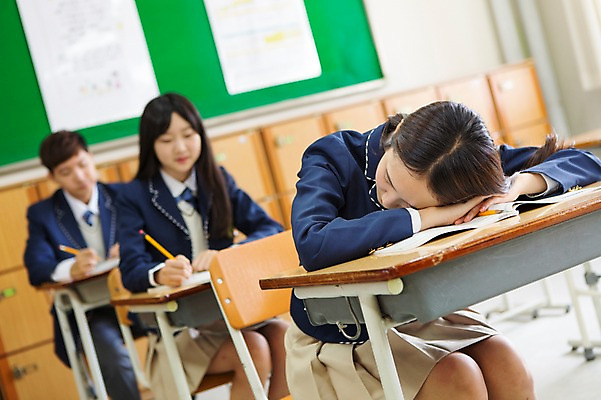 포토 JPG 학생 여학생 여자 교복 엎드리기 교실 학교 청소년 고등학생 수업 실내 사람 앉기 동양인 상반신 아웃포커스 10대 세명 한국인 잠 여자만 십대만 십대여자만 국내포토 옷 교육 모션 촬영기법 인종 내부 파일형식