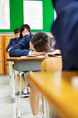 포토 JPG 학생 여학생 여자 교복 엎드리기 교실 학교 청소년 고등학생 수업 실내 사람 앉기 동양인 여러명 상반신 10대 한국인 잠 여자만 십대만 십대여자만 국내포토 옷 교육 다수 모션 인종 내부 파일형식
