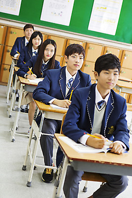 포토 JPG 학생 여학생 여자 남자 교복 남학생 교실 학교 청소년 고등학생 수업 실내 사람 앉기 동양인 여러명 상반신 10대 한국인 십대만 국내포토 옷 교육 다수 모션 인종 내부 파일형식