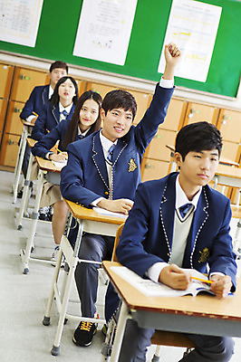 포토 JPG 전신 학생 여학생 여자 남자 교복 남학생 교실 학교 청소년 고등학생 수업 실내 사람 앉기 동양인 여러명 상반신 10대 손들기 한국인 질문 십대만 국내포토 옷 교육 다수 모션 인종 내부 파일형식