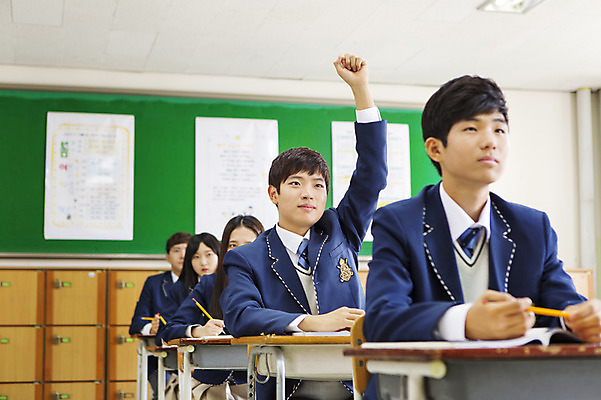 포토 JPG 학생 여학생 여자 남자 교복 남학생 교실 학교 청소년 고등학생 수업 실내 웃음 사람 앉기 동양인 여러명 상반신 10대 손들기 한국인 질문 십대만 국내포토 옷 교육 다수 모션 표정 인종 내부 파일형식