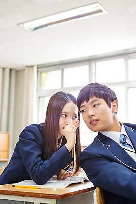 포토 JPG 주간 학생 여학생 여자 남자 교복 남학생 교실 학교 청소년 고등학생 수업 실내 사람 앉기 동양인 손짓 상반신 두명 10대 한국인 귓속말 수다 십대만 국내포토 자연요소 옷 교육 모션 대화 인종 내부 파일형식