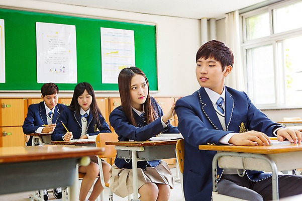 포토 JPG 주간 학생 여학생 여자 남자 교복 남학생 교실 학교 청소년 고등학생 수업 실내 사람 앉기 동양인 여러명 상반신 10대 한국인 수다 십대만 국내포토 자연요소 옷 교육 다수 모션 대화 인종 내부 파일형식